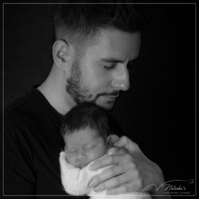 Photographe naissance dans le Val de Marne : bébé avec papa en noir et blanc