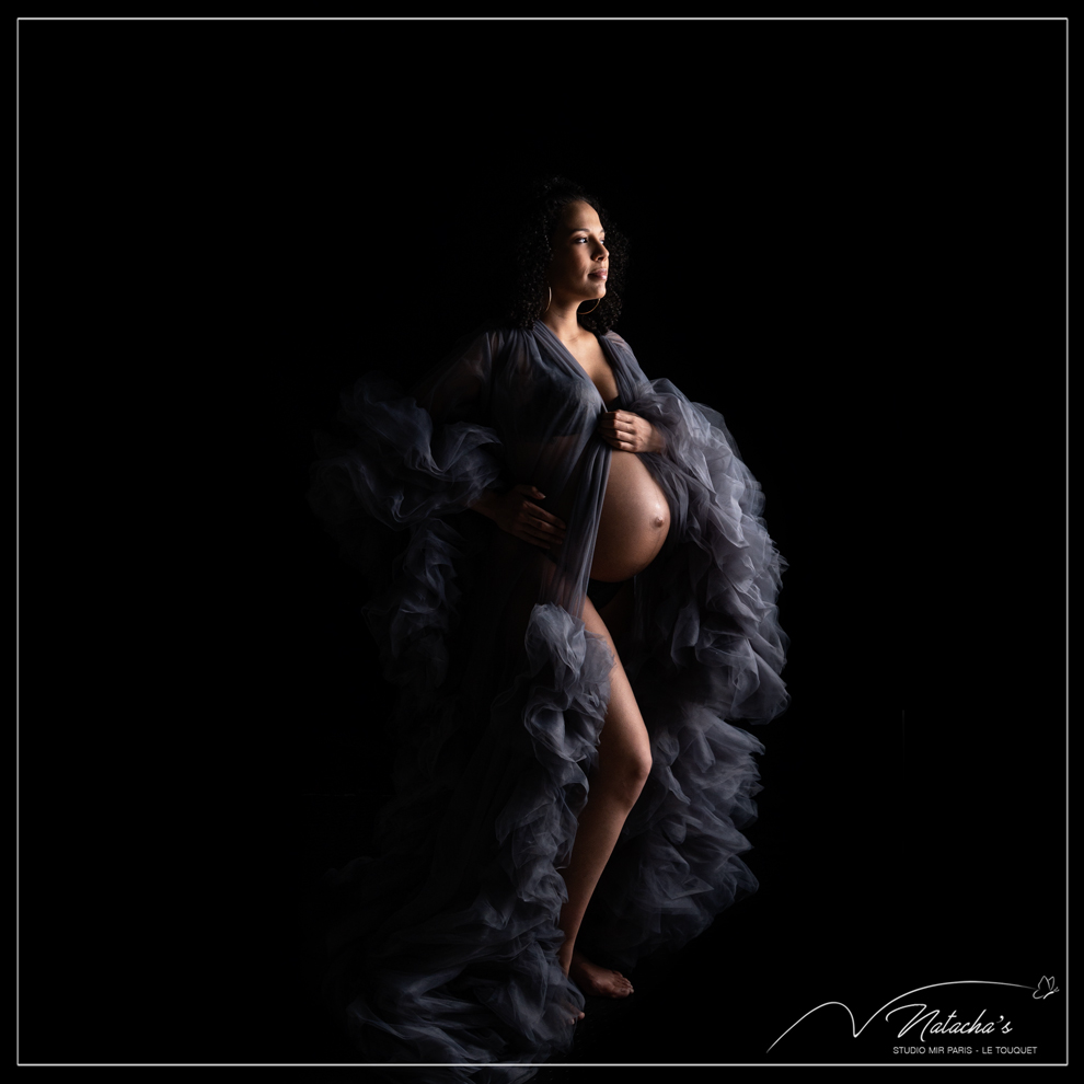 Photographe femme enceinte : shooting photo grossesse avec robe