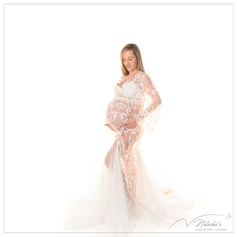 Séance photo femme enceinte en robe blanche en Ile-de-France - Studio photo  Mir Baby - Photo de grossesse et nouveau-né