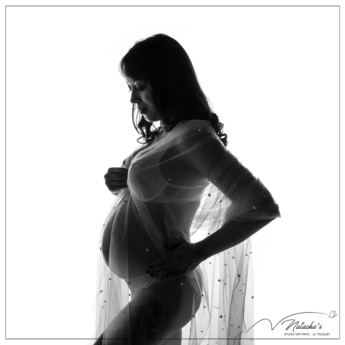 Shooting Grossesse avec accessoire en contre-jour dans le 94 - Studio photo  Mir Baby - Photo de grossesse et nouveau-né