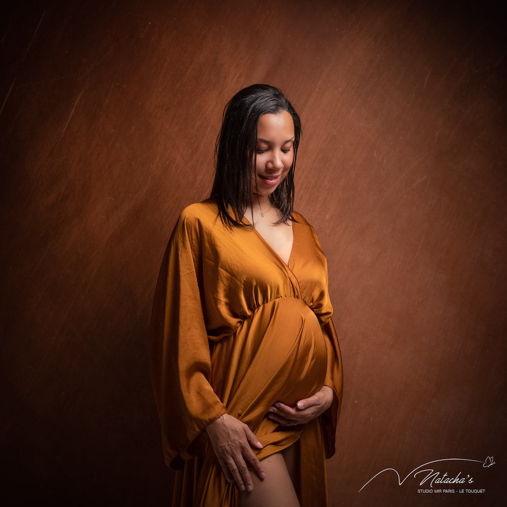 Shooting grossesse avec robes et accessoires en Ile-de-France - Studio  photo Mir Baby - Photo de grossesse et nouveau-né
